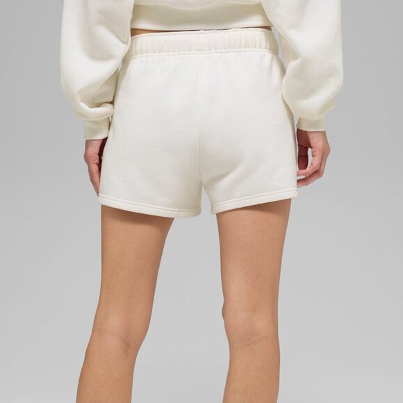 Alo Yoga Accolade Short Athletic Ivory - Picture 2 of 4